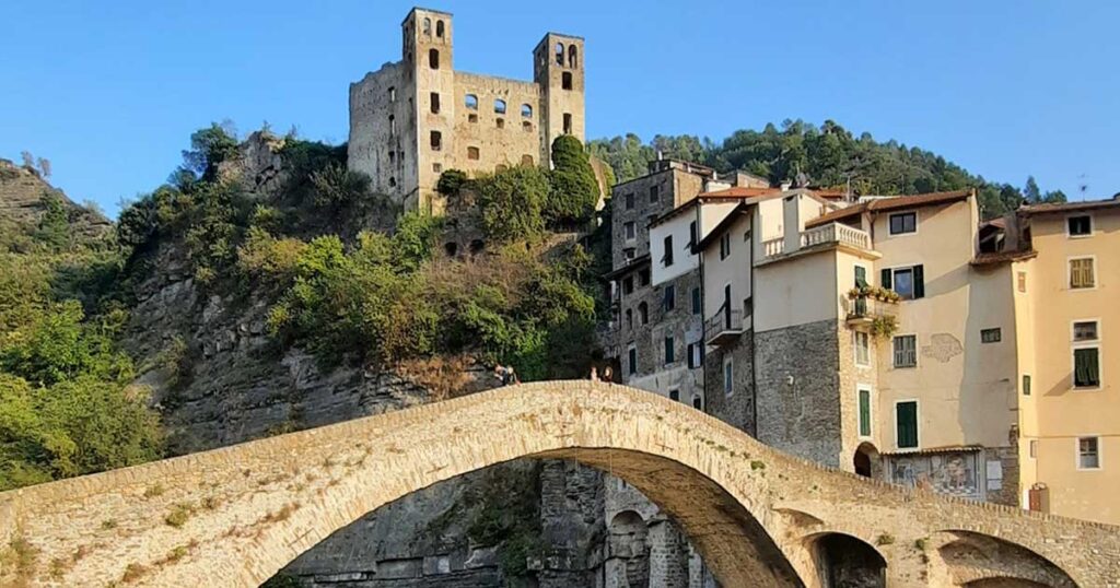 Dolceacqua, splendido e suggestivo borgo nella Val Nervia, destinazione ideale per chi desidera esplorare un luogo ricco di storia e tradizioni.